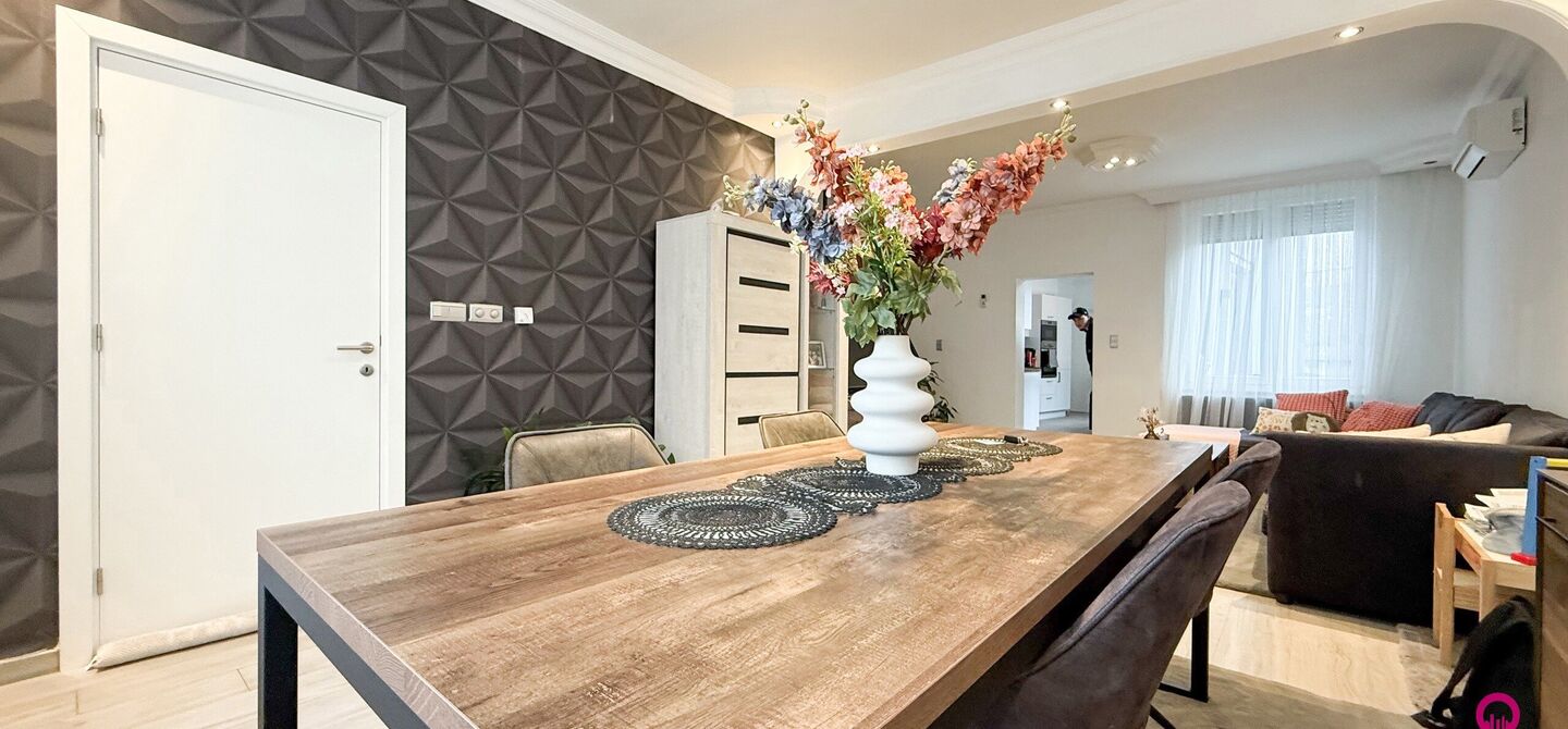 Bij ImmoFusion 7/7 “open huis”: klik op onze 3D-TOUR. Ervaar vastgoed alsof je er zelf doorloopt!

Welkom in deze prachtig gerenoveerde woning, gelegen in het bruisende hart van Beringen! Deze ruime en energiezuinige woning biedt een bewoonbare opperv