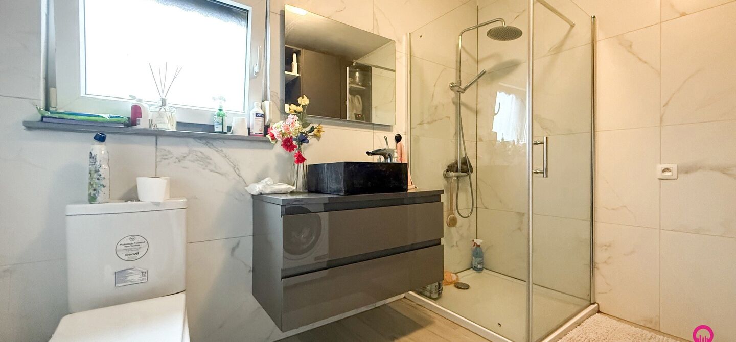 Bij ImmoFusion 7/7 “open huis”: klik op onze 3D-TOUR. Ervaar vastgoed alsof je er zelf doorloopt!

Welkom in deze prachtig gerenoveerde woning, gelegen in het bruisende hart van Beringen! Deze ruime en energiezuinige woning biedt een bewoonbare opperv