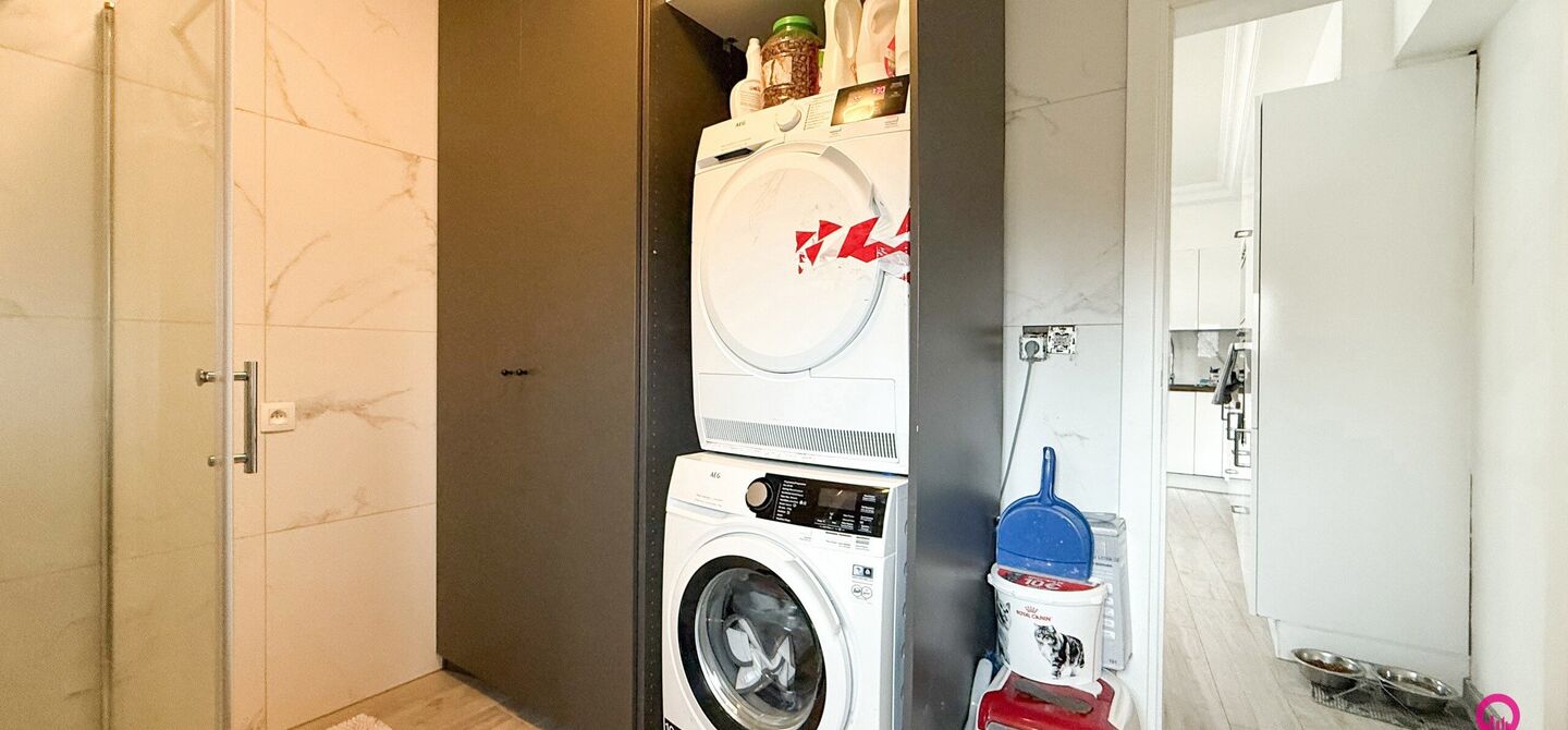 Bij ImmoFusion 7/7 “open huis”: klik op onze 3D-TOUR. Ervaar vastgoed alsof je er zelf doorloopt!

Welkom in deze prachtig gerenoveerde woning, gelegen in het bruisende hart van Beringen! Deze ruime en energiezuinige woning biedt een bewoonbare opperv