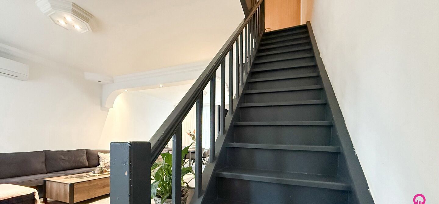 Bij ImmoFusion 7/7 “open huis”: klik op onze 3D-TOUR. Ervaar vastgoed alsof je er zelf doorloopt!

Welkom in deze prachtig gerenoveerde woning, gelegen in het bruisende hart van Beringen! Deze ruime en energiezuinige woning biedt een bewoonbare opperv
