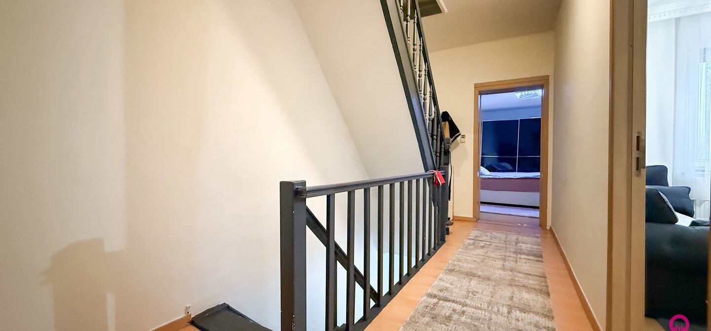 Bij ImmoFusion 7/7 “open huis”: klik op onze 3D-TOUR. Ervaar vastgoed alsof je er zelf doorloopt!

Welkom in deze prachtig gerenoveerde woning, gelegen in het bruisende hart van Beringen! Deze ruime en energiezuinige woning biedt een bewoonbare opperv
