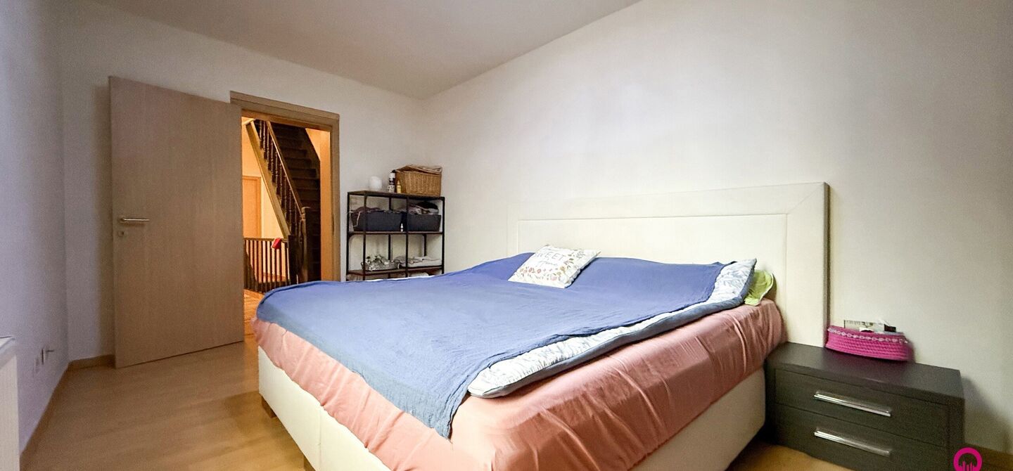 Bij ImmoFusion 7/7 “open huis”: klik op onze 3D-TOUR. Ervaar vastgoed alsof je er zelf doorloopt!

Welkom in deze prachtig gerenoveerde woning, gelegen in het bruisende hart van Beringen! Deze ruime en energiezuinige woning biedt een bewoonbare opperv