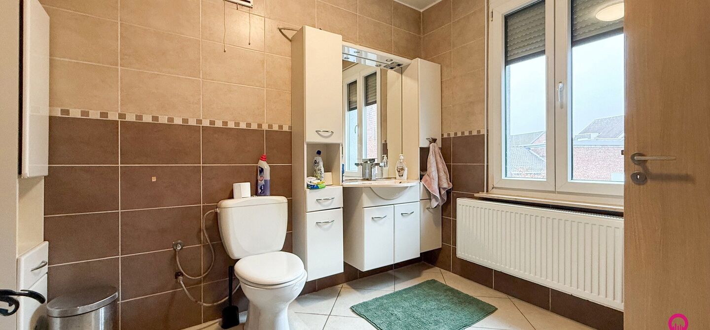 Bij ImmoFusion 7/7 “open huis”: klik op onze 3D-TOUR. Ervaar vastgoed alsof je er zelf doorloopt!

Welkom in deze prachtig gerenoveerde woning, gelegen in het bruisende hart van Beringen! Deze ruime en energiezuinige woning biedt een bewoonbare opperv