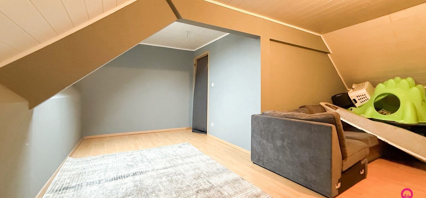 Bij ImmoFusion 7/7 “open huis”: klik op onze 3D-TOUR. Ervaar vastgoed alsof je er zelf doorloopt!

Welkom in deze prachtig gerenoveerde woning, gelegen in het bruisende hart van Beringen! Deze ruime en energiezuinige woning biedt een bewoonbare opperv