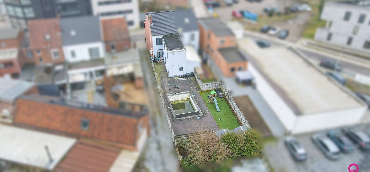 Bij ImmoFusion 7/7 “open huis”: klik op onze 3D-TOUR. Ervaar vastgoed alsof je er zelf doorloopt!

Welkom in deze prachtig gerenoveerde woning, gelegen in het bruisende hart van Beringen! Deze ruime en energiezuinige woning biedt een bewoonbare opperv