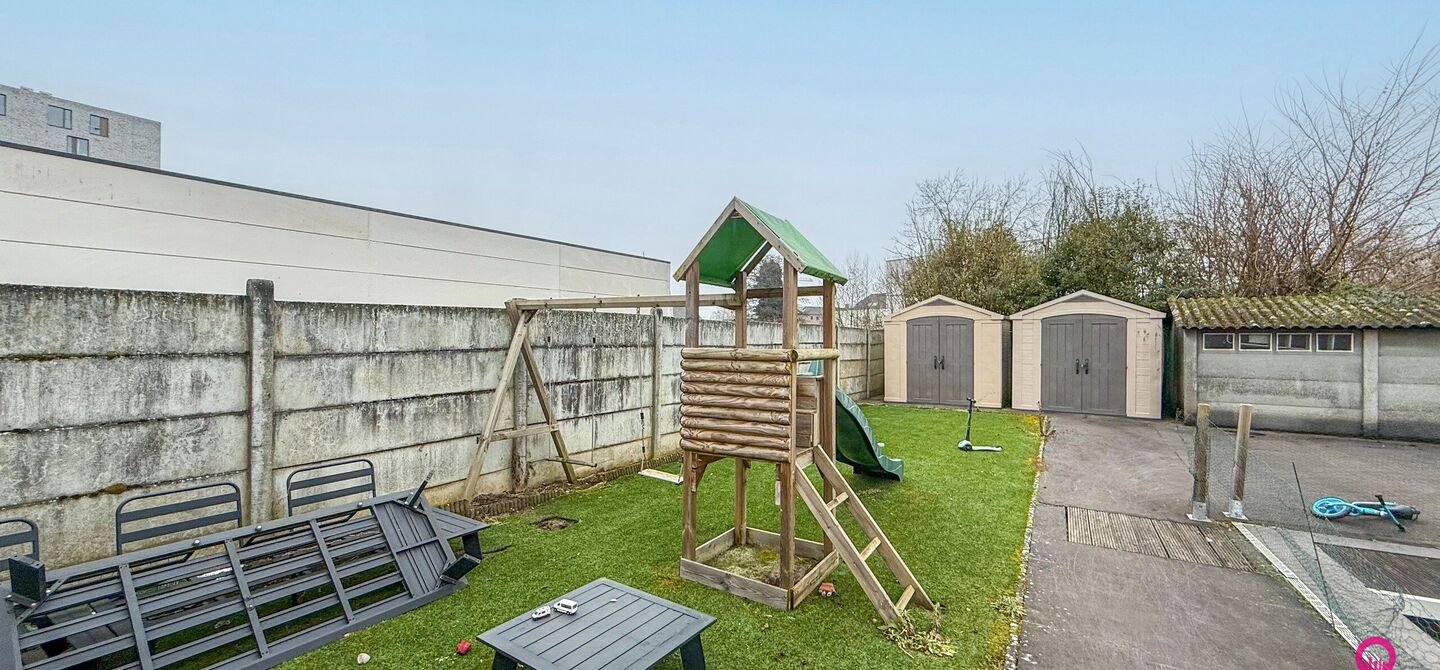 Bij ImmoFusion 7/7 “open huis”: klik op onze 3D-TOUR. Ervaar vastgoed alsof je er zelf doorloopt!

Welkom in deze prachtig gerenoveerde woning, gelegen in het bruisende hart van Beringen! Deze ruime en energiezuinige woning biedt een bewoonbare opperv