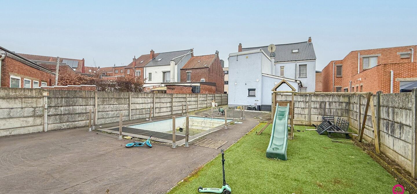 Bij ImmoFusion 7/7 “open huis”: klik op onze 3D-TOUR. Ervaar vastgoed alsof je er zelf doorloopt!

Welkom in deze prachtig gerenoveerde woning, gelegen in het bruisende hart van Beringen! Deze ruime en energiezuinige woning biedt een bewoonbare opperv