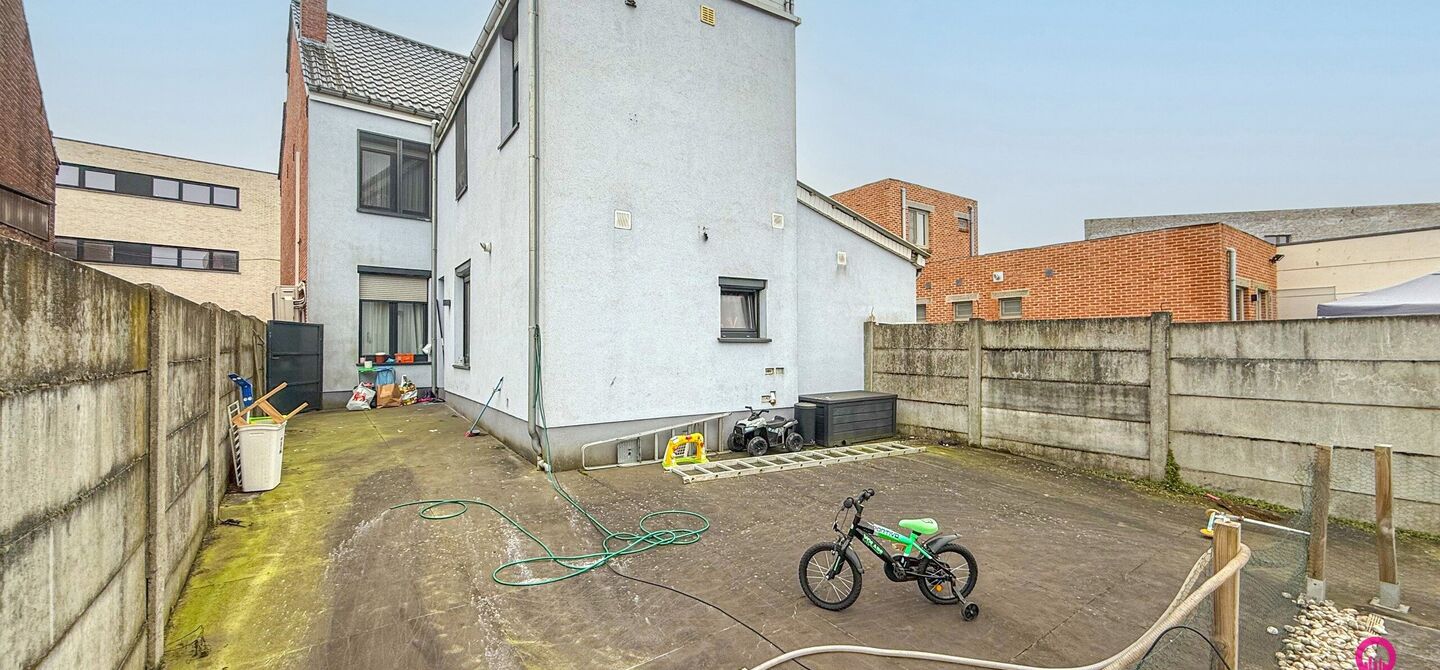 Bij ImmoFusion 7/7 “open huis”: klik op onze 3D-TOUR. Ervaar vastgoed alsof je er zelf doorloopt!

Welkom in deze prachtig gerenoveerde woning, gelegen in het bruisende hart van Beringen! Deze ruime en energiezuinige woning biedt een bewoonbare opperv