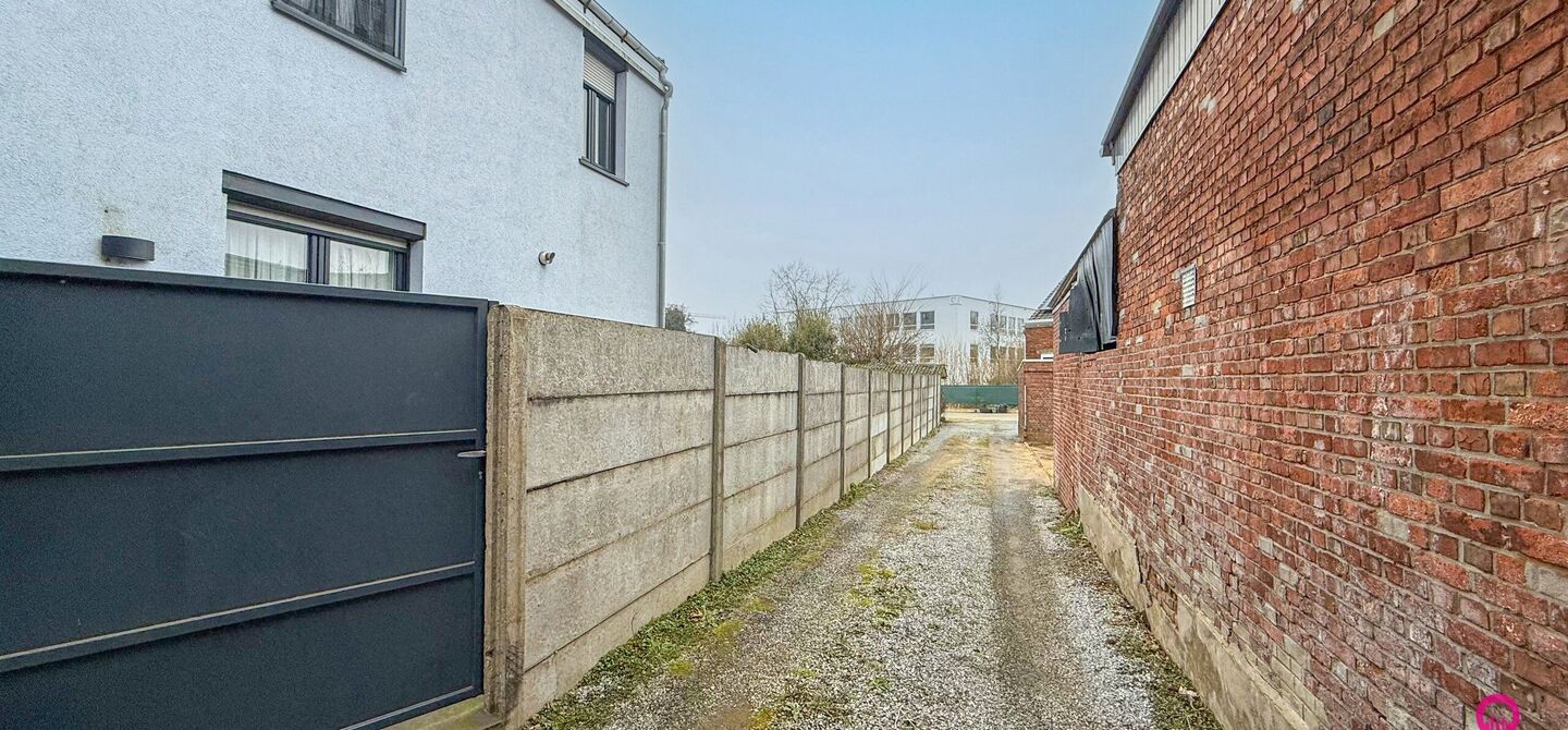 Bij ImmoFusion 7/7 “open huis”: klik op onze 3D-TOUR. Ervaar vastgoed alsof je er zelf doorloopt!

Welkom in deze prachtig gerenoveerde woning, gelegen in het bruisende hart van Beringen! Deze ruime en energiezuinige woning biedt een bewoonbare opperv