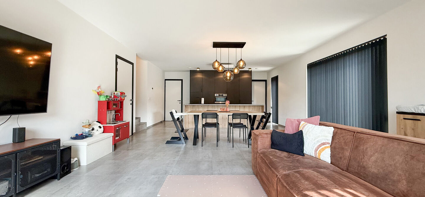 Bij ImmoFusion  7/7 “open huis”  : klik op onze 3D-TOUR.
Ervaar vastgoed alsof je er zelf doorloopt!

Welkom in deze schitterende halfopen BEN-nieuwbouwwoning in Paal, voorzien van vier slaapkamers. Kopen is verhuizen: deze woning is helemaal klaar om