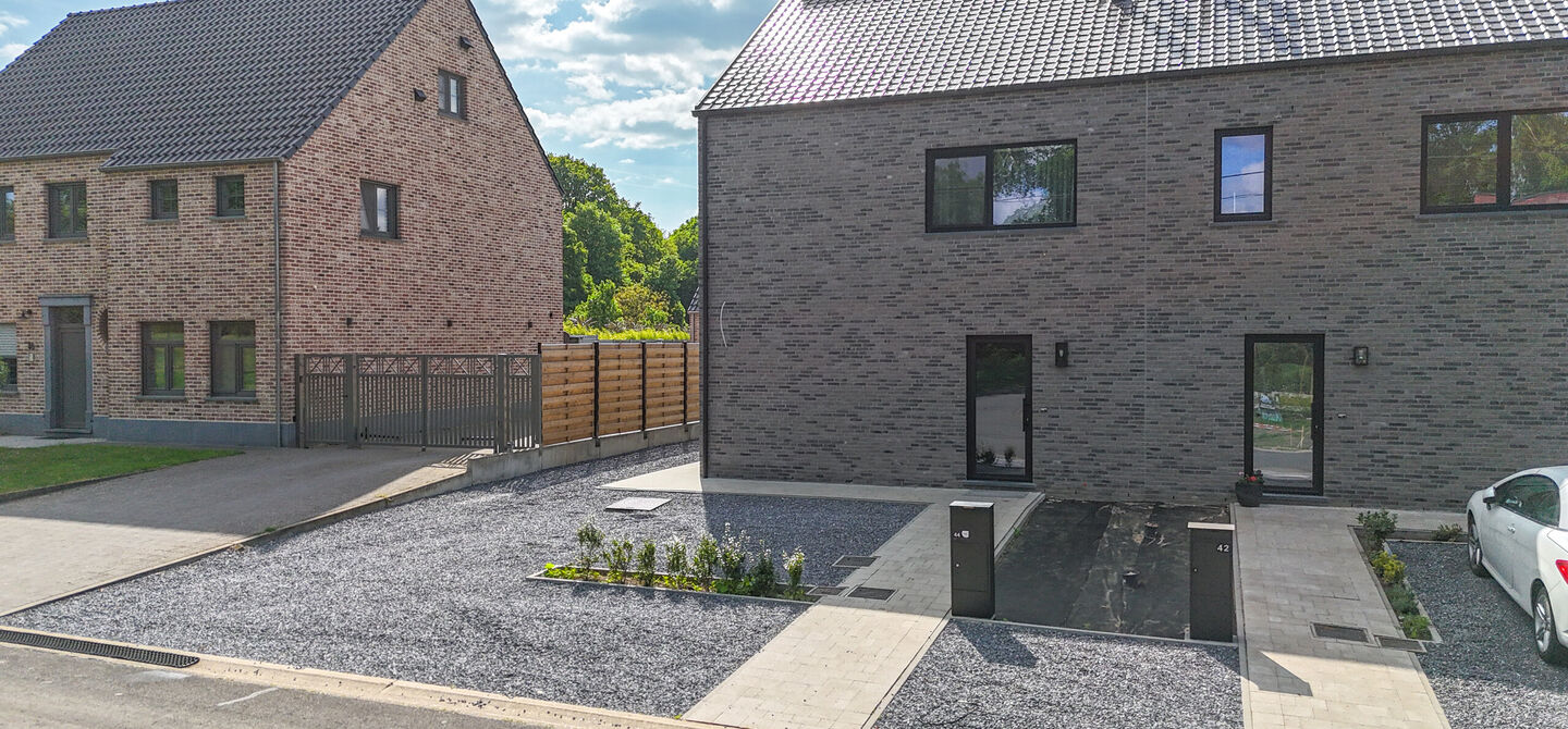 Bij ImmoFusion  7/7 “open huis”  : klik op onze 3D-TOUR.
Ervaar vastgoed alsof je er zelf doorloopt!

Welkom in deze schitterende halfopen BEN-nieuwbouwwoning in Paal, voorzien van vier slaapkamers. Kopen is verhuizen: deze woning is helemaal klaar om