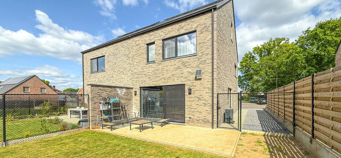 Bij ImmoFusion  7/7 “open huis”  : klik op onze 3D-TOUR.
Ervaar vastgoed alsof je er zelf doorloopt!

Welkom in deze schitterende halfopen BEN-nieuwbouwwoning in Paal, voorzien van vier slaapkamers. Kopen is verhuizen: deze woning is helemaal klaar om