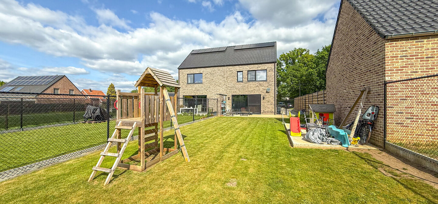 Bij ImmoFusion  7/7 “open huis”  : klik op onze 3D-TOUR.
Ervaar vastgoed alsof je er zelf doorloopt!

Welkom in deze schitterende halfopen BEN-nieuwbouwwoning in Paal, voorzien van vier slaapkamers. Kopen is verhuizen: deze woning is helemaal klaar om
