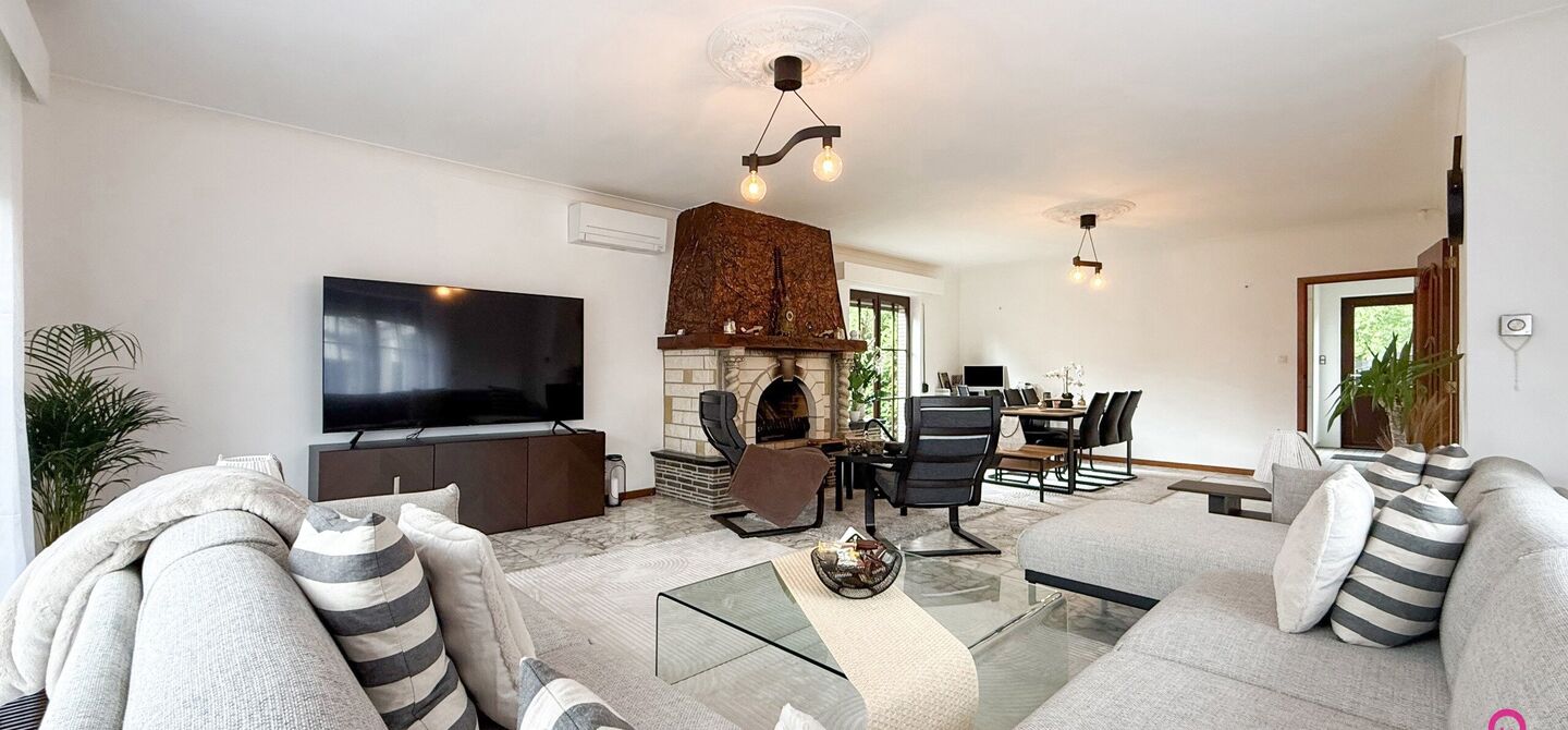 Bij ImmoFusion 7/7 “open huis” : klik op onze 3D-TOUR.
Ervaar vastgoed alsof je er zelf doorloopt!

Welkom in deze charmante, instapklare woning in de Pannehoefstraat 39 te Koersel, ideaal gelegen in een rustige, groene buurt op slechts 2 km van het b