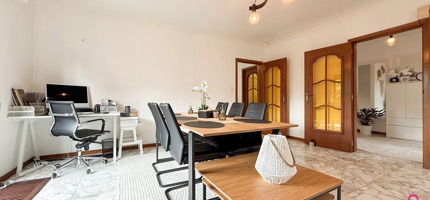 Bij ImmoFusion 7/7 “open huis” : klik op onze 3D-TOUR.
Ervaar vastgoed alsof je er zelf doorloopt!

Welkom in deze charmante, instapklare woning in de Pannehoefstraat 39 te Koersel, ideaal gelegen in een rustige, groene buurt op slechts 2 km van het b