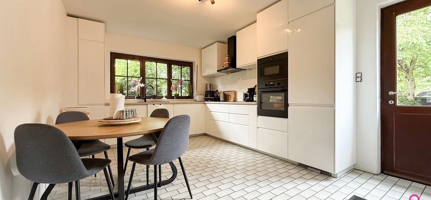 Bij ImmoFusion 7/7 “open huis” : klik op onze 3D-TOUR.
Ervaar vastgoed alsof je er zelf doorloopt!

Welkom in deze charmante, instapklare woning in de Pannehoefstraat 39 te Koersel, ideaal gelegen in een rustige, groene buurt op slechts 2 km van het b
