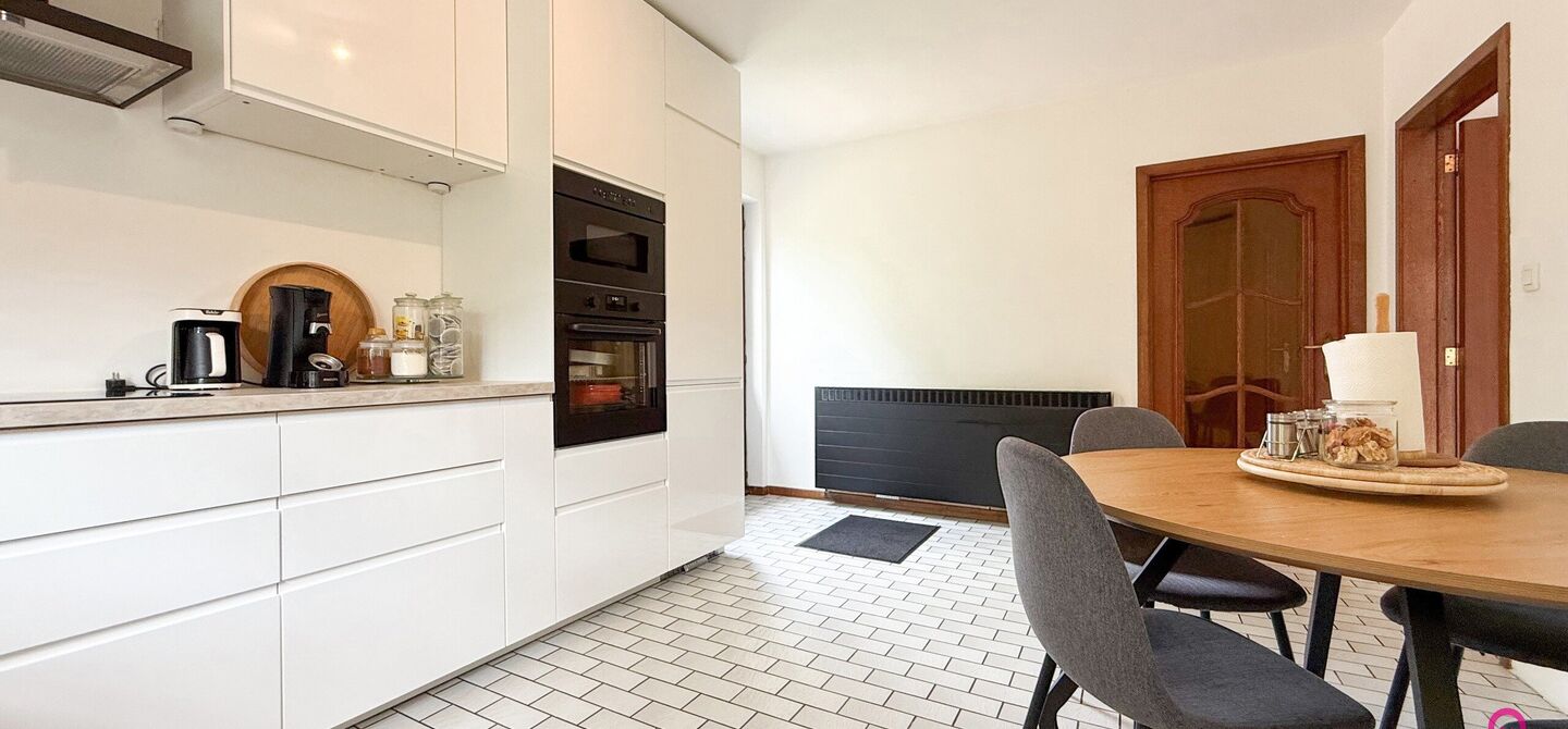 Bij ImmoFusion 7/7 “open huis” : klik op onze 3D-TOUR.
Ervaar vastgoed alsof je er zelf doorloopt!

Welkom in deze charmante, instapklare woning in de Pannehoefstraat 39 te Koersel, ideaal gelegen in een rustige, groene buurt op slechts 2 km van het b
