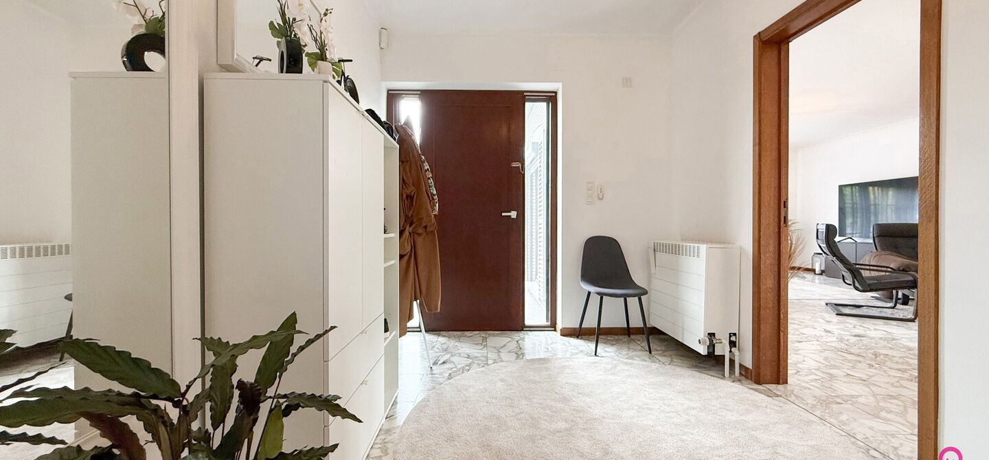 Bij ImmoFusion 7/7 “open huis” : klik op onze 3D-TOUR.
Ervaar vastgoed alsof je er zelf doorloopt!

Welkom in deze charmante, instapklare woning in de Pannehoefstraat 39 te Koersel, ideaal gelegen in een rustige, groene buurt op slechts 2 km van het b