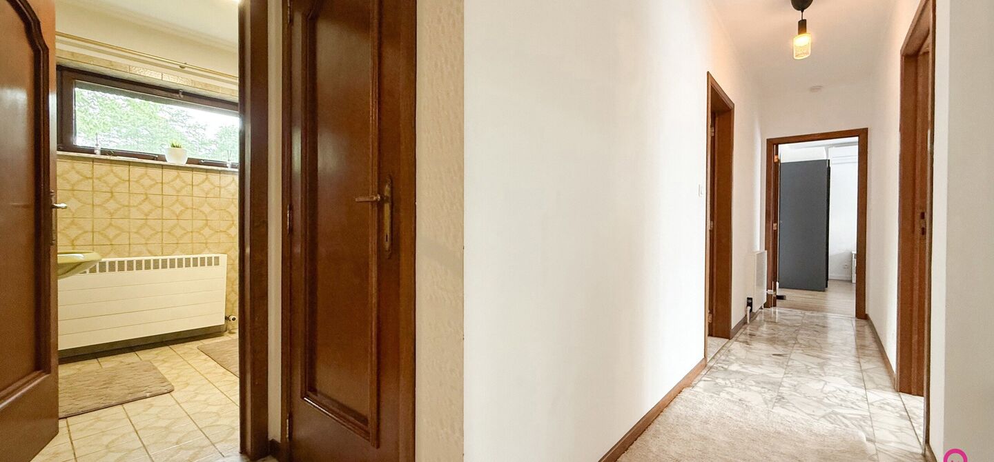 Bij ImmoFusion 7/7 “open huis” : klik op onze 3D-TOUR.
Ervaar vastgoed alsof je er zelf doorloopt!

Welkom in deze charmante, instapklare woning in de Pannehoefstraat 39 te Koersel, ideaal gelegen in een rustige, groene buurt op slechts 2 km van het b