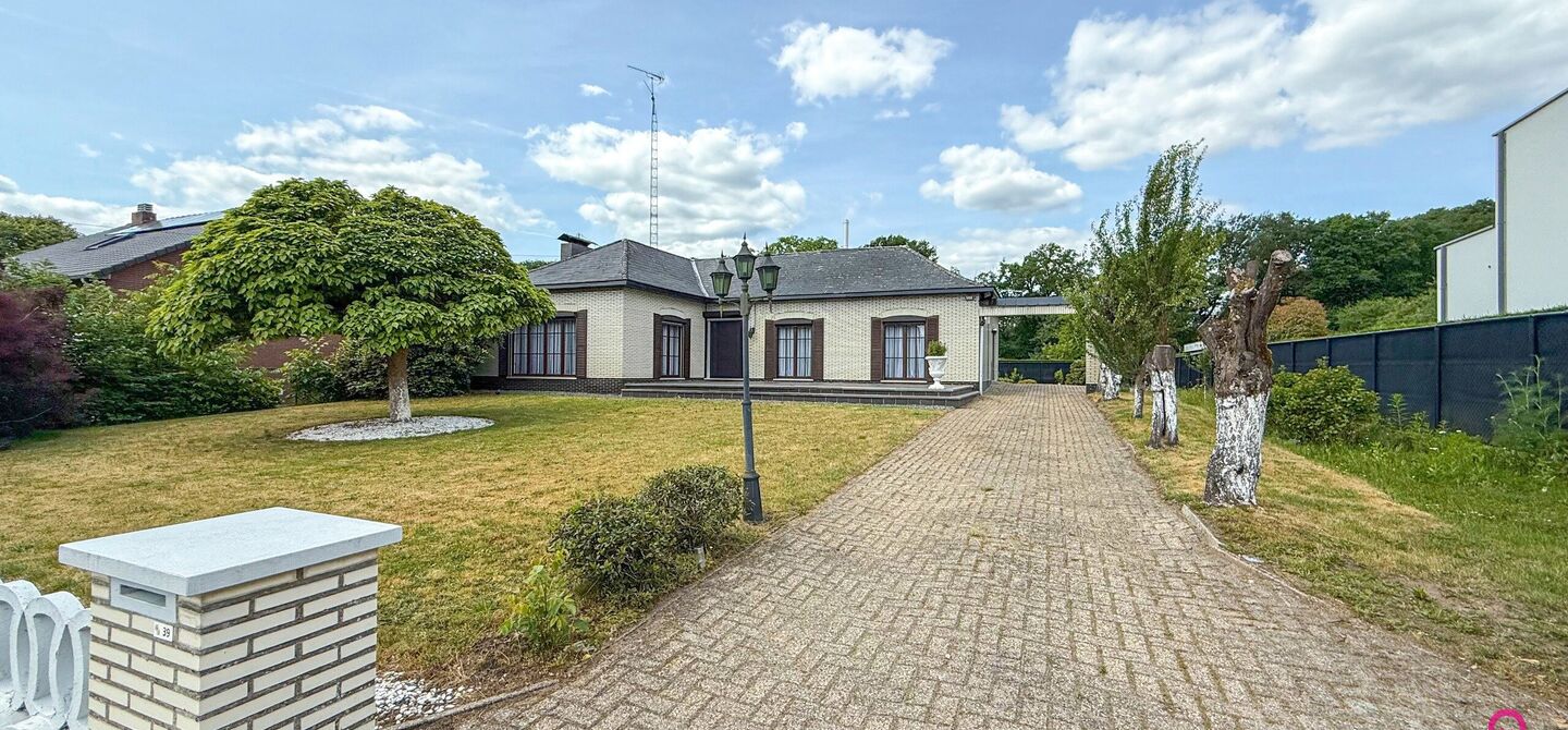 Bij ImmoFusion 7/7 “open huis” : klik op onze 3D-TOUR.
Ervaar vastgoed alsof je er zelf doorloopt!

Welkom in deze charmante, instapklare woning in de Pannehoefstraat 39 te Koersel, ideaal gelegen in een rustige, groene buurt op slechts 2 km van het b