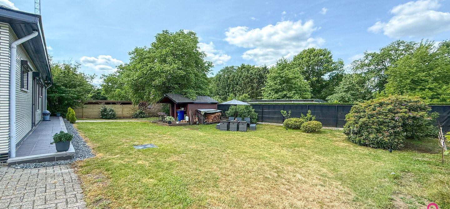 Bij ImmoFusion 7/7 “open huis” : klik op onze 3D-TOUR.
Ervaar vastgoed alsof je er zelf doorloopt!

Welkom in deze charmante, instapklare woning in de Pannehoefstraat 39 te Koersel, ideaal gelegen in een rustige, groene buurt op slechts 2 km van het b