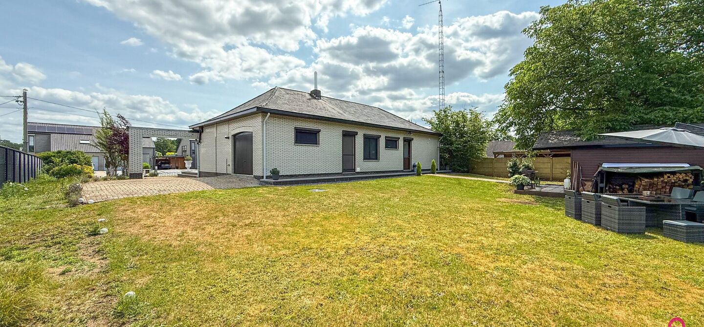 Bij ImmoFusion 7/7 “open huis” : klik op onze 3D-TOUR.
Ervaar vastgoed alsof je er zelf doorloopt!

Welkom in deze charmante, instapklare woning in de Pannehoefstraat 39 te Koersel, ideaal gelegen in een rustige, groene buurt op slechts 2 km van het b