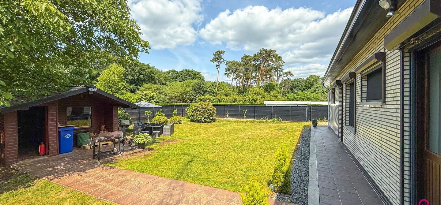 Bij ImmoFusion 7/7 “open huis” : klik op onze 3D-TOUR.
Ervaar vastgoed alsof je er zelf doorloopt!

Welkom in deze charmante, instapklare woning in de Pannehoefstraat 39 te Koersel, ideaal gelegen in een rustige, groene buurt op slechts 2 km van het b