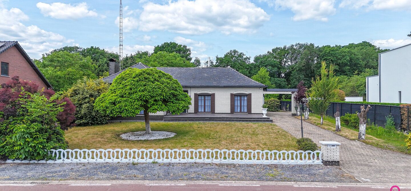 Bij ImmoFusion 7/7 “open huis” : klik op onze 3D-TOUR.
Ervaar vastgoed alsof je er zelf doorloopt!

Welkom in deze charmante, instapklare woning in de Pannehoefstraat 39 te Koersel, ideaal gelegen in een rustige, groene buurt op slechts 2 km van het b