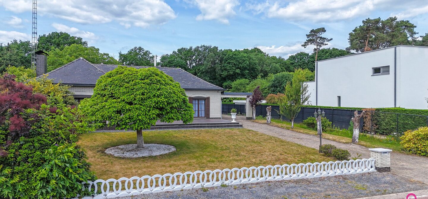 Bij ImmoFusion 7/7 “open huis” : klik op onze 3D-TOUR.
Ervaar vastgoed alsof je er zelf doorloopt!

Welkom in deze charmante, instapklare woning in de Pannehoefstraat 39 te Koersel, ideaal gelegen in een rustige, groene buurt op slechts 2 km van het b