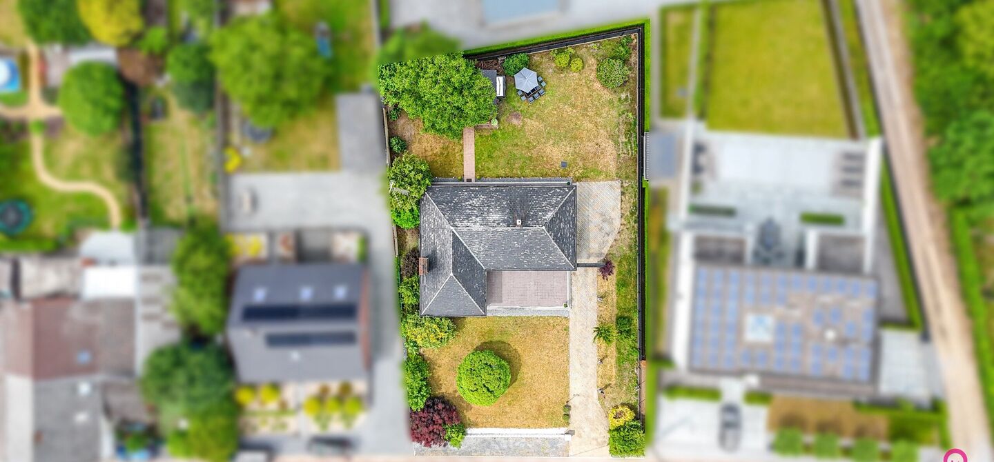 Bij ImmoFusion 7/7 “open huis” : klik op onze 3D-TOUR.
Ervaar vastgoed alsof je er zelf doorloopt!

Welkom in deze charmante, instapklare woning in de Pannehoefstraat 39 te Koersel, ideaal gelegen in een rustige, groene buurt op slechts 2 km van het b