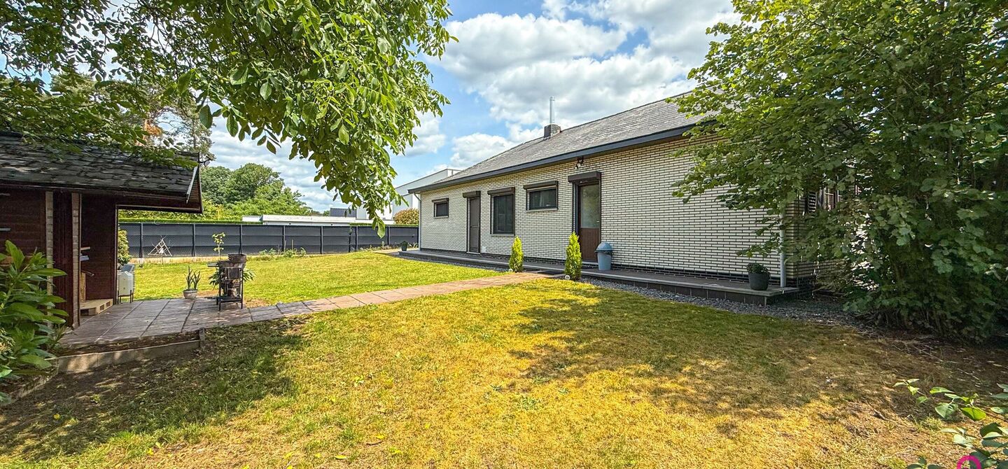 Bij ImmoFusion 7/7 “open huis” : klik op onze 3D-TOUR.
Ervaar vastgoed alsof je er zelf doorloopt!

Welkom in deze charmante, instapklare woning in de Pannehoefstraat 39 te Koersel, ideaal gelegen in een rustige, groene buurt op slechts 2 km van het b