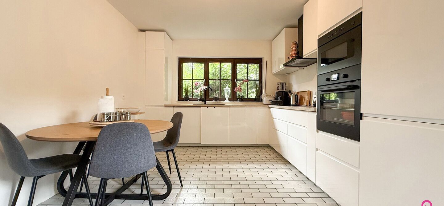 Bij ImmoFusion 7/7 “open huis” : klik op onze 3D-TOUR.
Ervaar vastgoed alsof je er zelf doorloopt!

Welkom in deze charmante, instapklare woning in de Pannehoefstraat 39 te Koersel, ideaal gelegen in een rustige, groene buurt op slechts 2 km van het b