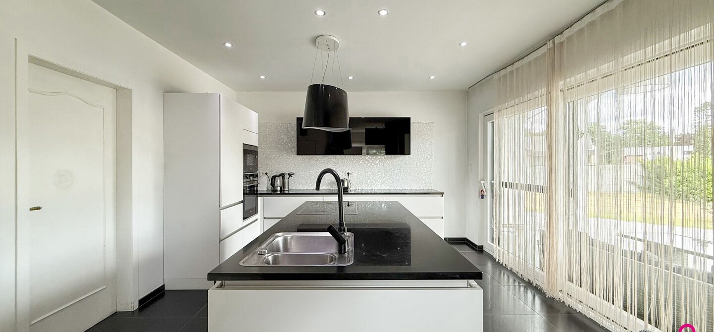 Bij ImmoFusion 7/7 “open huis”: klik op onze 3D-TOUR.
Ervaar vastgoed alsof je er zelf doorloopt!

Welkom op de Beverlosesteenweg 408 in Beringen: een uitzonderlijk ruime en volledig instapklare woning met maar liefst 6 slaapkamers, 2 badkamers, garag