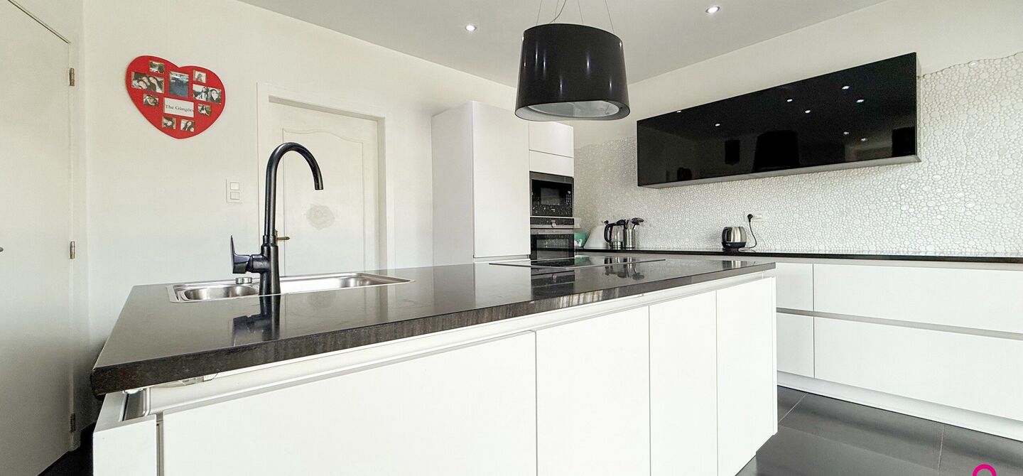 Bij ImmoFusion 7/7 “open huis”: klik op onze 3D-TOUR.
Ervaar vastgoed alsof je er zelf doorloopt!

Welkom op de Beverlosesteenweg 408 in Beringen: een uitzonderlijk ruime en volledig instapklare woning met maar liefst 6 slaapkamers, 2 badkamers, garag