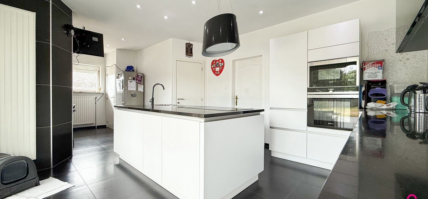Bij ImmoFusion 7/7 “open huis”: klik op onze 3D-TOUR.
Ervaar vastgoed alsof je er zelf doorloopt!

Welkom op de Beverlosesteenweg 408 in Beringen: een uitzonderlijk ruime en volledig instapklare woning met maar liefst 6 slaapkamers, 2 badkamers, garag