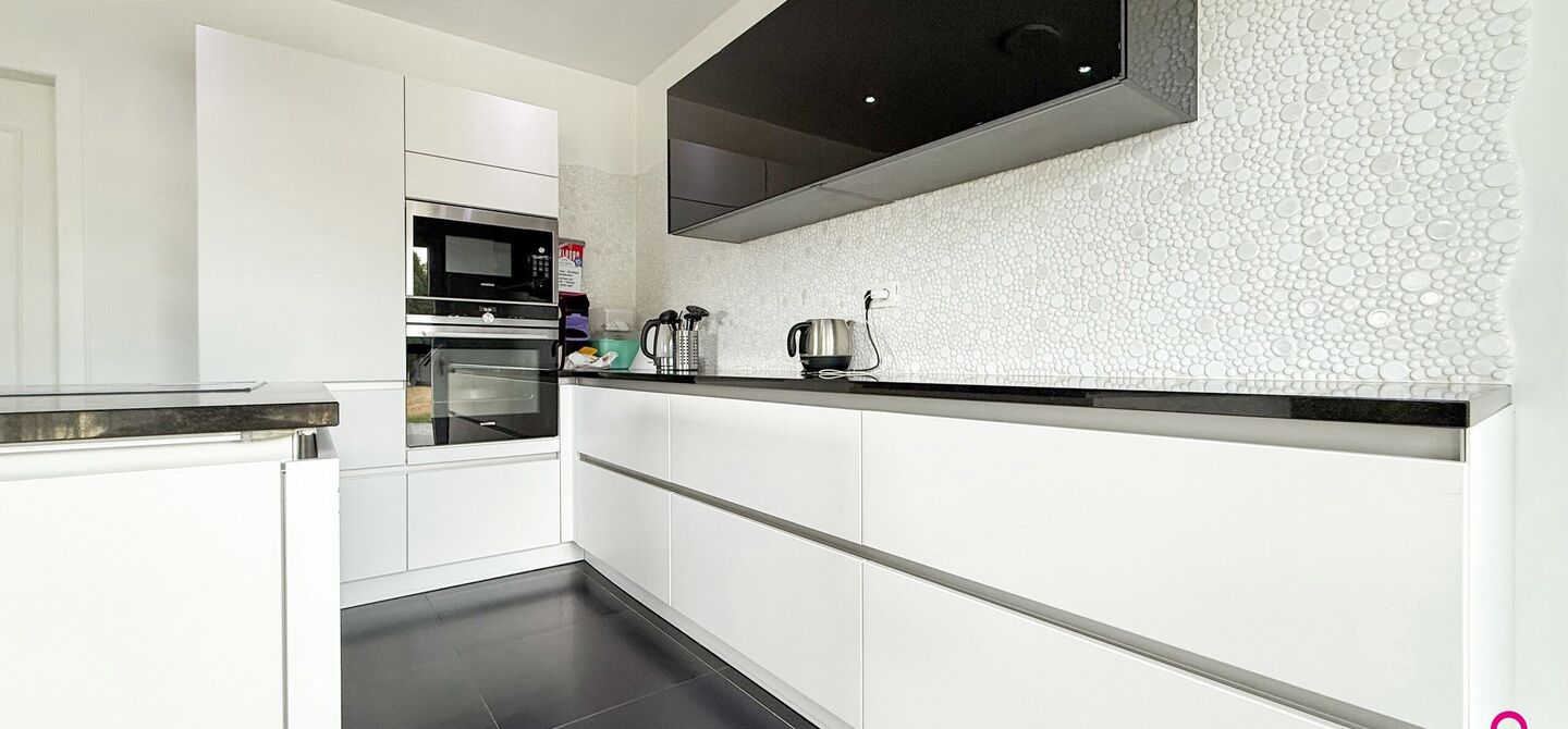 Bij ImmoFusion 7/7 “open huis”: klik op onze 3D-TOUR.
Ervaar vastgoed alsof je er zelf doorloopt!

Welkom op de Beverlosesteenweg 408 in Beringen: een uitzonderlijk ruime en volledig instapklare woning met maar liefst 6 slaapkamers, 2 badkamers, garag