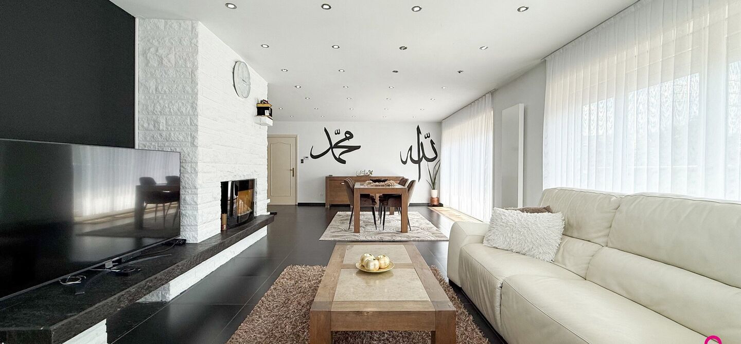 Bij ImmoFusion 7/7 “open huis”: klik op onze 3D-TOUR.
Ervaar vastgoed alsof je er zelf doorloopt!

Welkom op de Beverlosesteenweg 408 in Beringen: een uitzonderlijk ruime en volledig instapklare woning met maar liefst 6 slaapkamers, 2 badkamers, garag