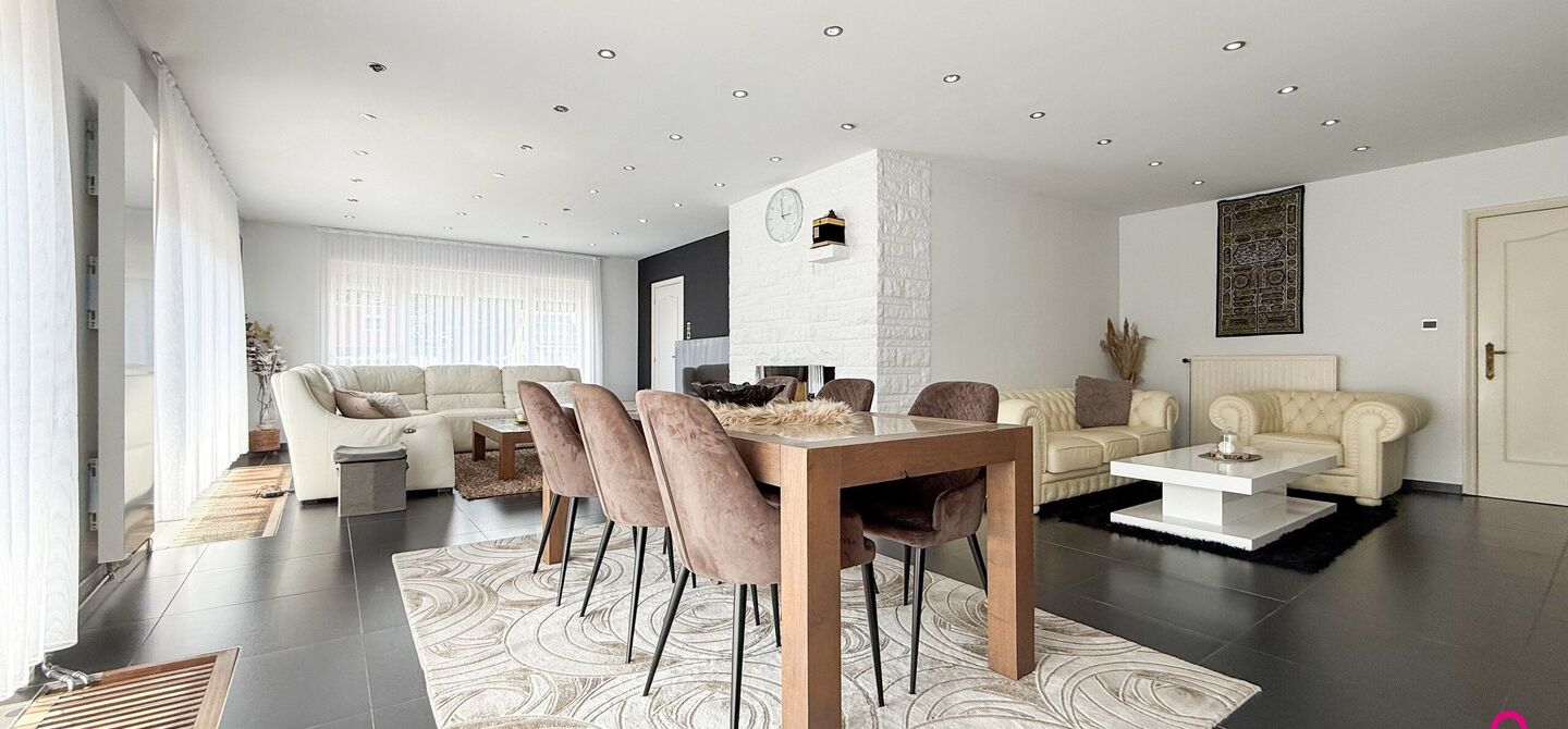 Bij ImmoFusion 7/7 “open huis”: klik op onze 3D-TOUR.
Ervaar vastgoed alsof je er zelf doorloopt!

Welkom op de Beverlosesteenweg 408 in Beringen: een uitzonderlijk ruime en volledig instapklare woning met maar liefst 6 slaapkamers, 2 badkamers, garag