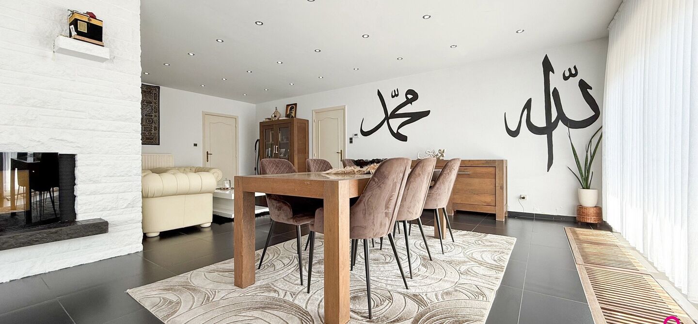 Bij ImmoFusion 7/7 “open huis”: klik op onze 3D-TOUR.
Ervaar vastgoed alsof je er zelf doorloopt!

Welkom op de Beverlosesteenweg 408 in Beringen: een uitzonderlijk ruime en volledig instapklare woning met maar liefst 6 slaapkamers, 2 badkamers, garag