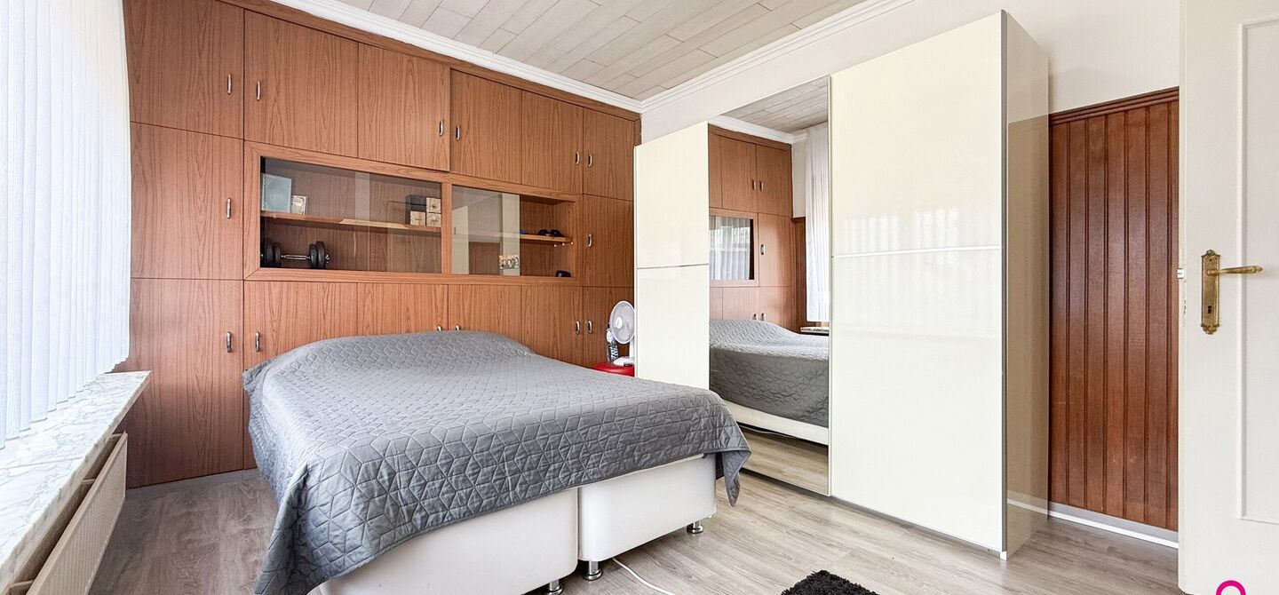 Bij ImmoFusion 7/7 “open huis”: klik op onze 3D-TOUR.
Ervaar vastgoed alsof je er zelf doorloopt!

Welkom op de Beverlosesteenweg 408 in Beringen: een uitzonderlijk ruime en volledig instapklare woning met maar liefst 6 slaapkamers, 2 badkamers, garag