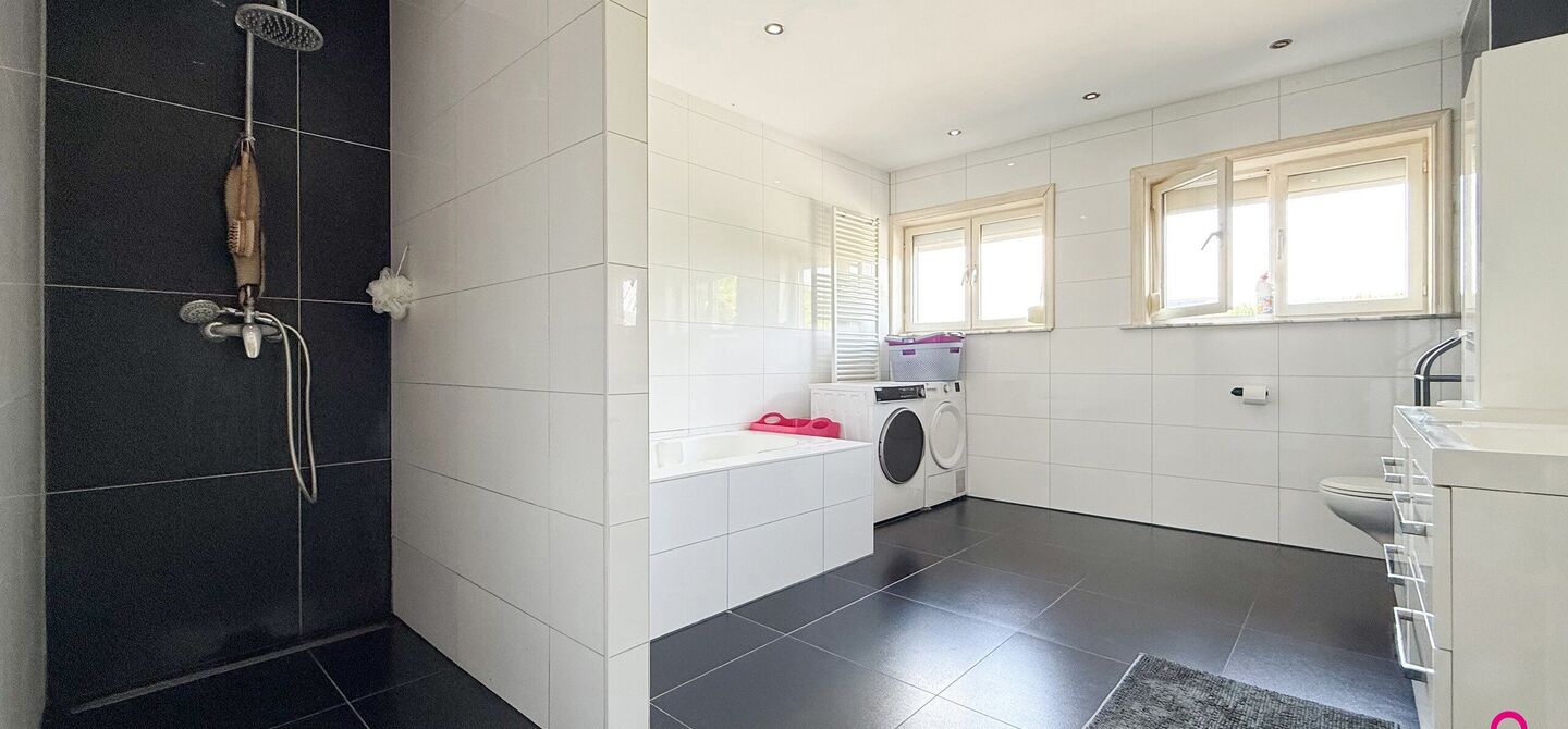 Bij ImmoFusion 7/7 “open huis”: klik op onze 3D-TOUR.
Ervaar vastgoed alsof je er zelf doorloopt!

Welkom op de Beverlosesteenweg 408 in Beringen: een uitzonderlijk ruime en volledig instapklare woning met maar liefst 6 slaapkamers, 2 badkamers, garag