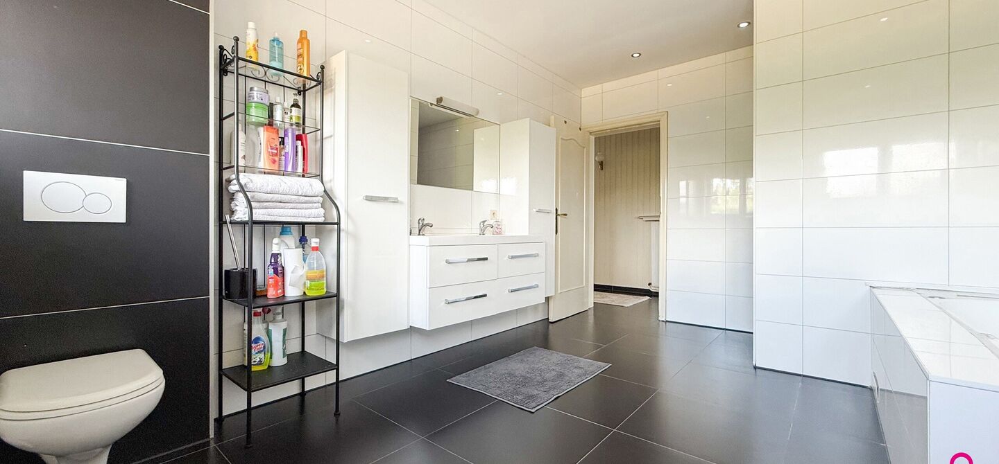 Bij ImmoFusion 7/7 “open huis”: klik op onze 3D-TOUR.
Ervaar vastgoed alsof je er zelf doorloopt!

Welkom op de Beverlosesteenweg 408 in Beringen: een uitzonderlijk ruime en volledig instapklare woning met maar liefst 6 slaapkamers, 2 badkamers, garag