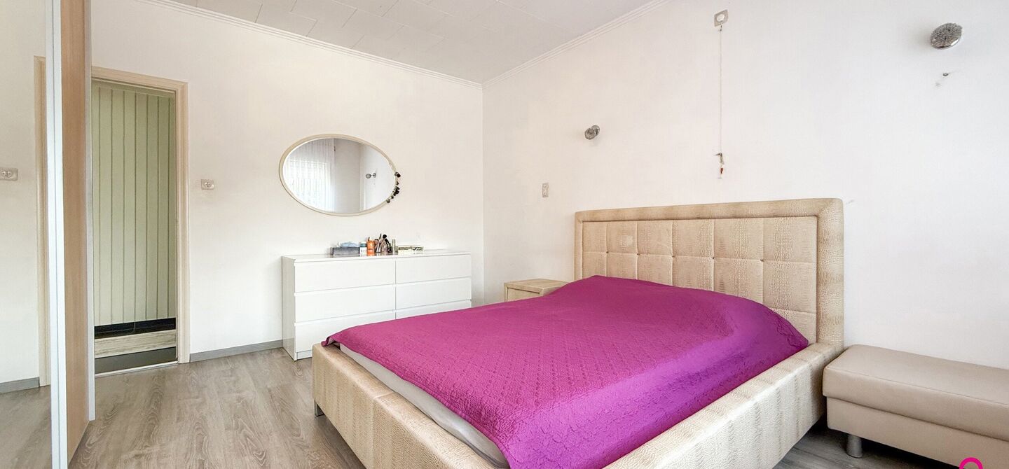 Bij ImmoFusion 7/7 “open huis”: klik op onze 3D-TOUR.
Ervaar vastgoed alsof je er zelf doorloopt!

Welkom op de Beverlosesteenweg 408 in Beringen: een uitzonderlijk ruime en volledig instapklare woning met maar liefst 6 slaapkamers, 2 badkamers, garag