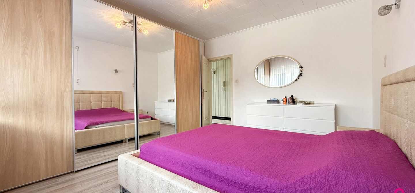 Bij ImmoFusion 7/7 “open huis”: klik op onze 3D-TOUR.
Ervaar vastgoed alsof je er zelf doorloopt!

Welkom op de Beverlosesteenweg 408 in Beringen: een uitzonderlijk ruime en volledig instapklare woning met maar liefst 6 slaapkamers, 2 badkamers, garag