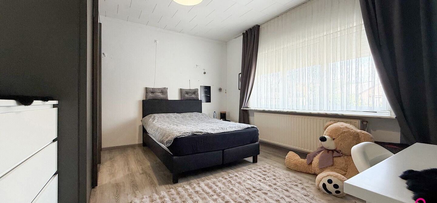 Bij ImmoFusion 7/7 “open huis”: klik op onze 3D-TOUR.
Ervaar vastgoed alsof je er zelf doorloopt!

Welkom op de Beverlosesteenweg 408 in Beringen: een uitzonderlijk ruime en volledig instapklare woning met maar liefst 6 slaapkamers, 2 badkamers, garag