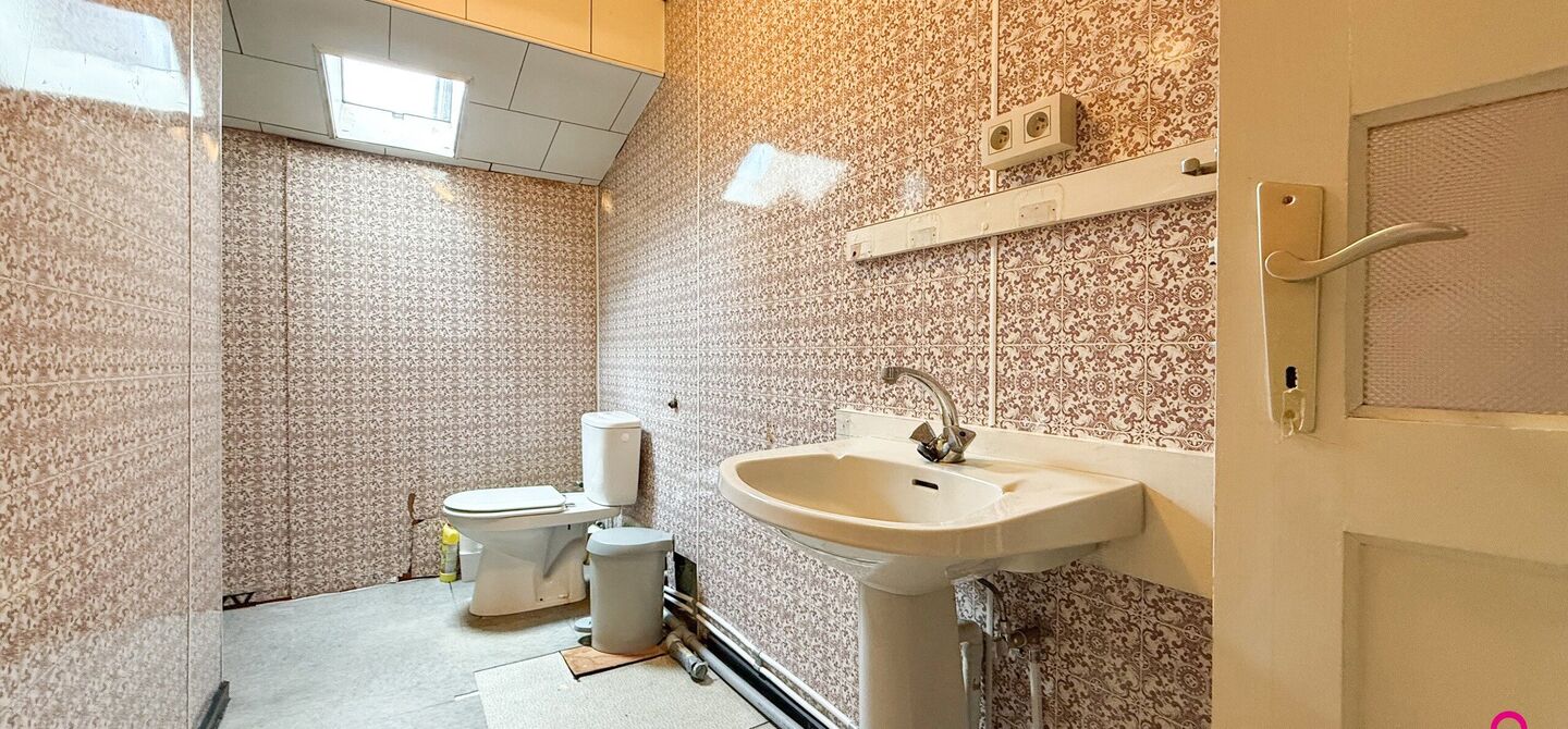 Bij ImmoFusion 7/7 “open huis”: klik op onze 3D-TOUR.
Ervaar vastgoed alsof je er zelf doorloopt!

Welkom op de Beverlosesteenweg 408 in Beringen: een uitzonderlijk ruime en volledig instapklare woning met maar liefst 6 slaapkamers, 2 badkamers, garag