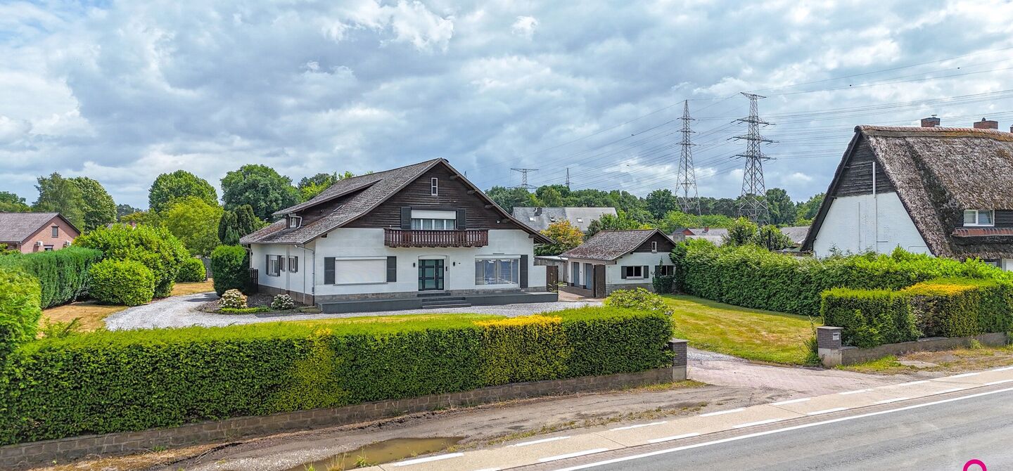 Bij ImmoFusion 7/7 “open huis”: klik op onze 3D-TOUR.
Ervaar vastgoed alsof je er zelf doorloopt!

Welkom op de Beverlosesteenweg 408 in Beringen: een uitzonderlijk ruime en volledig instapklare woning met maar liefst 6 slaapkamers, 2 badkamers, garag