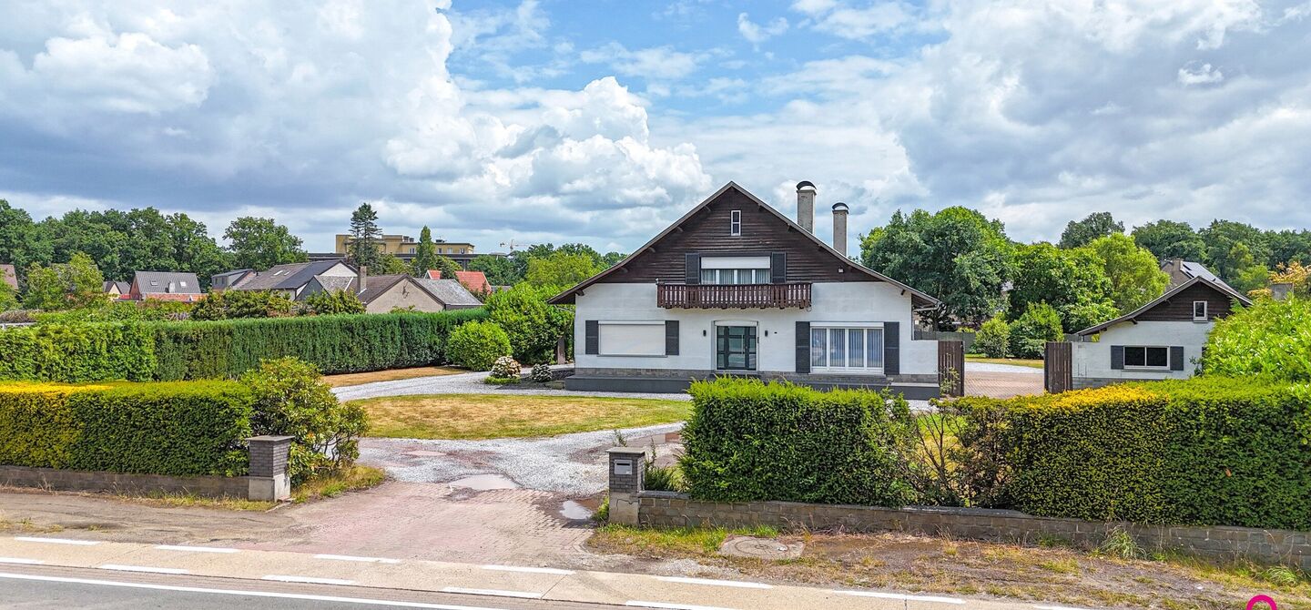 Bij ImmoFusion 7/7 “open huis”: klik op onze 3D-TOUR.
Ervaar vastgoed alsof je er zelf doorloopt!

Welkom op de Beverlosesteenweg 408 in Beringen: een uitzonderlijk ruime en volledig instapklare woning met maar liefst 6 slaapkamers, 2 badkamers, garag