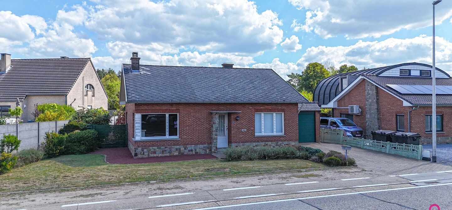 Deze open bebouwing in Beringen biedt een bewoonbare oppervlakte van 112m², een volledig omheind perceel van 645m² met een straatbreedte van 21m, én een inpandige garage. Dankzij de gunstige ligging vlakbij de autostraden combineert dit pand bereikbaar