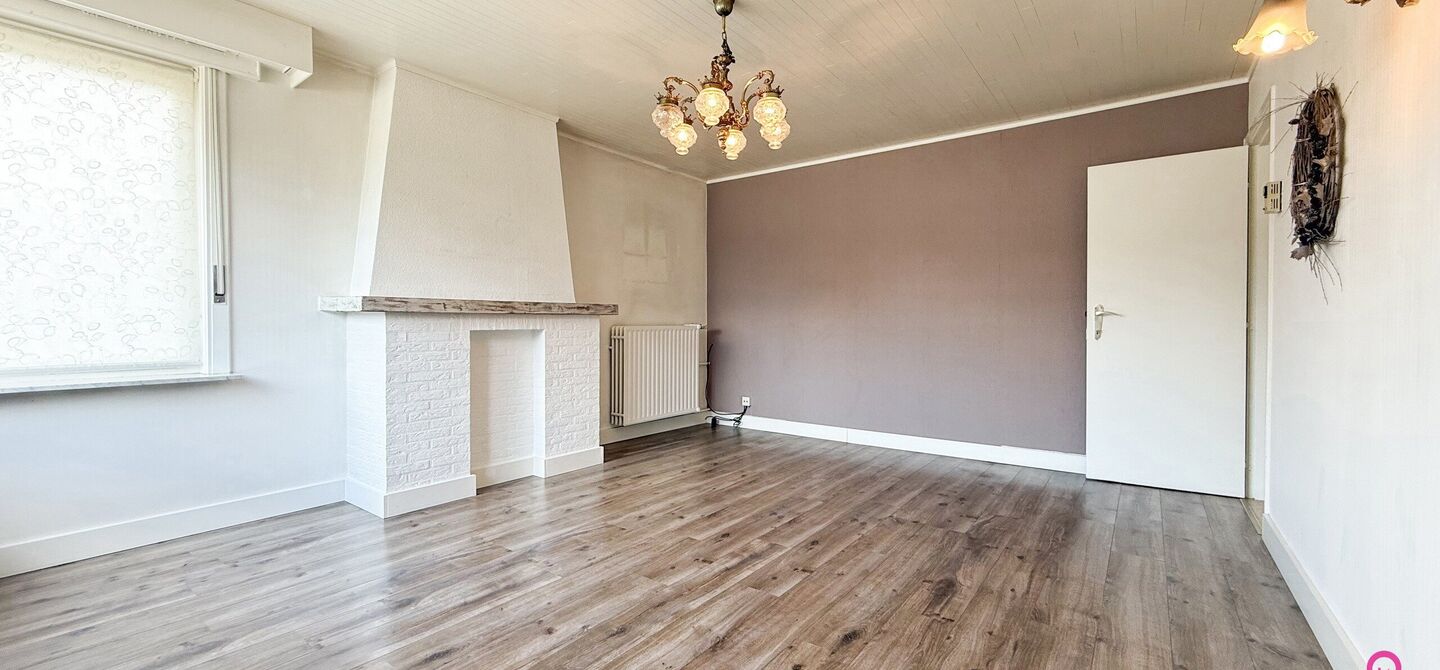 Deze open bebouwing in Beringen biedt een bewoonbare oppervlakte van 112m², een volledig omheind perceel van 645m² met een straatbreedte van 21m, én een inpandige garage. Dankzij de gunstige ligging vlakbij de autostraden combineert dit pand bereikbaar